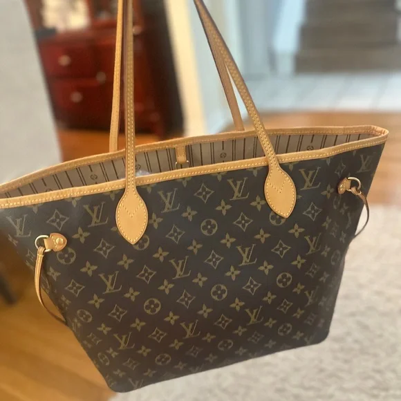 ❌SOLD❌AUTHENTIC Louis Vuitton Monogram Canvas with Gold Hardware - Picture 3 of 16